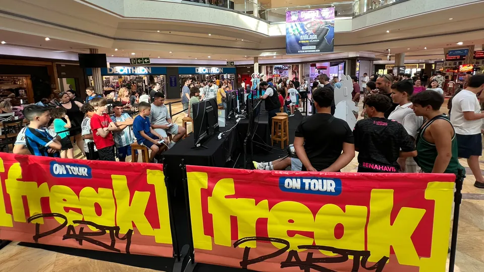 Torneo de videojuegos de Freak Party On Tour en un centro comercial