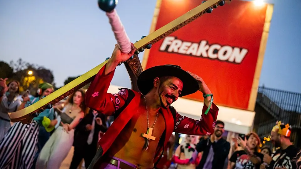 Cosplayer frente a la entrada de FreakCon