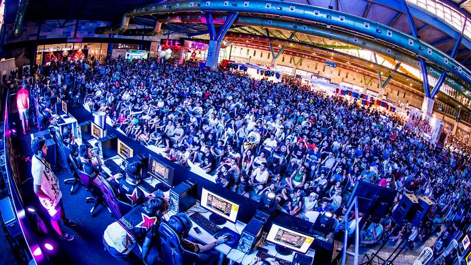 Público en la zona de competiciones de Gamepolis