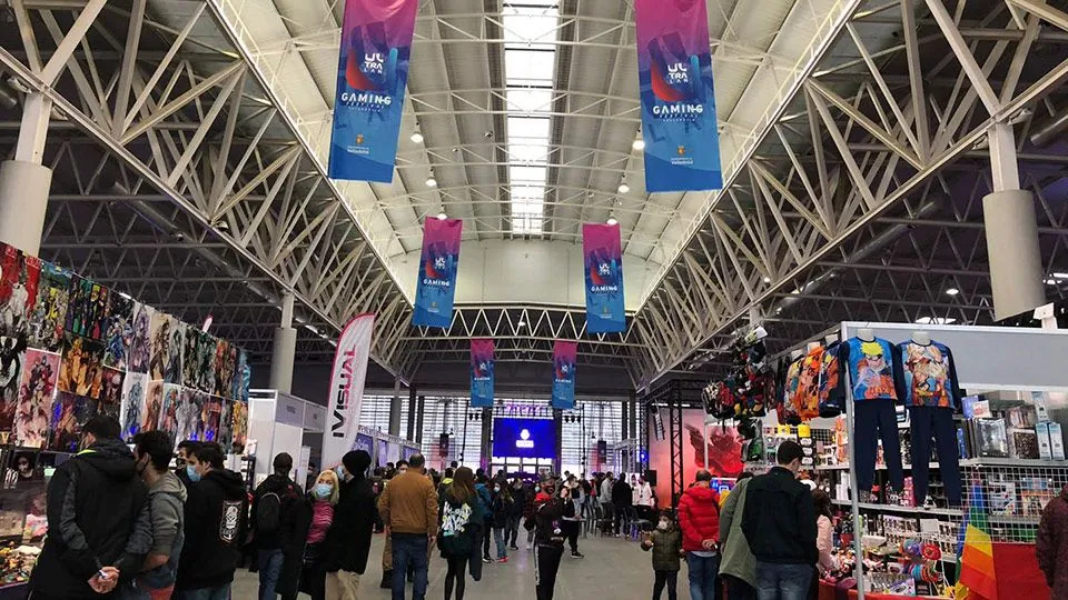 Pabellón de Ultralan con stands y asistentes