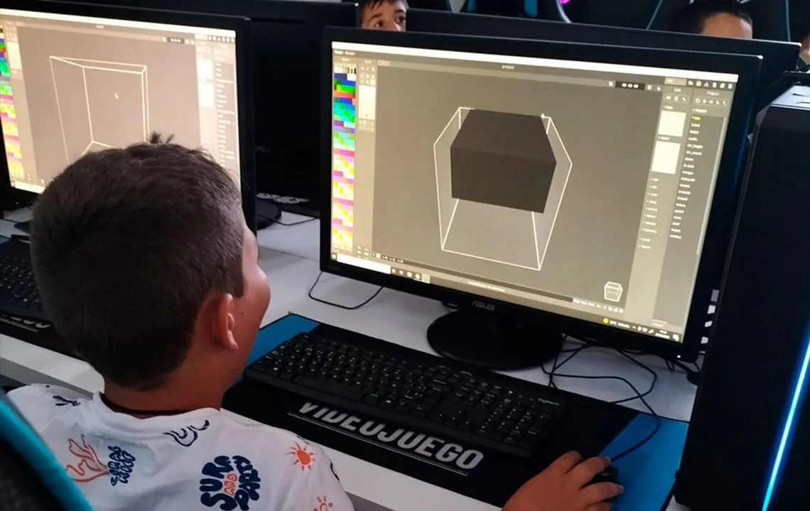Niño aprendiendo modelado 3D en una clase de EVAD Kids