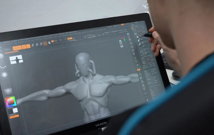 Alumno de EVAD esculpiendo un personaje 3D en una tableta gráfica