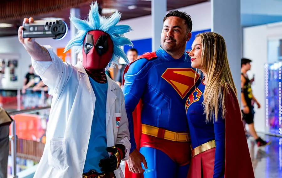 Cosplayers de Superman, Supergirl y Deadpool en FreakCon