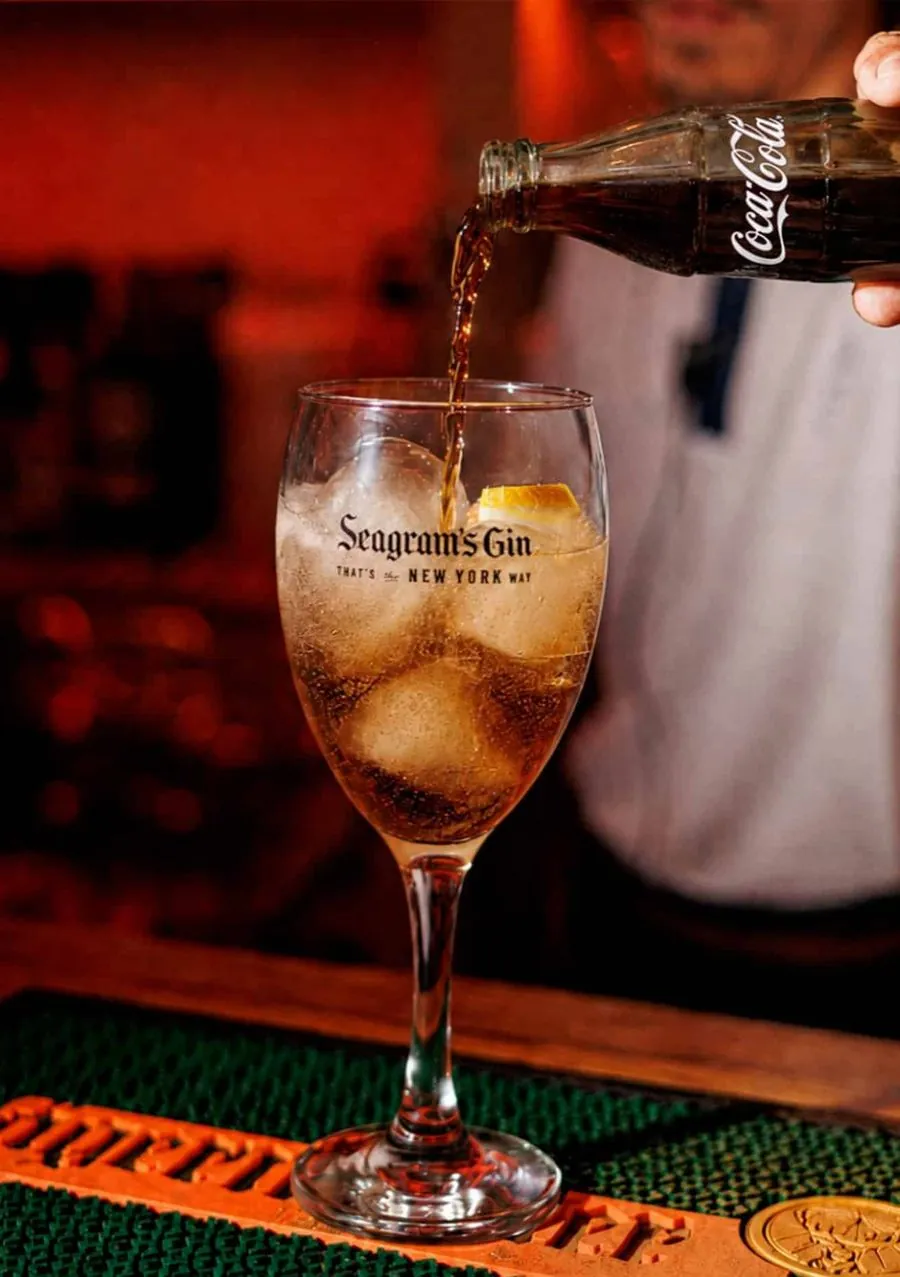 Refresco servido en copa con hielo en Terraza Catedral