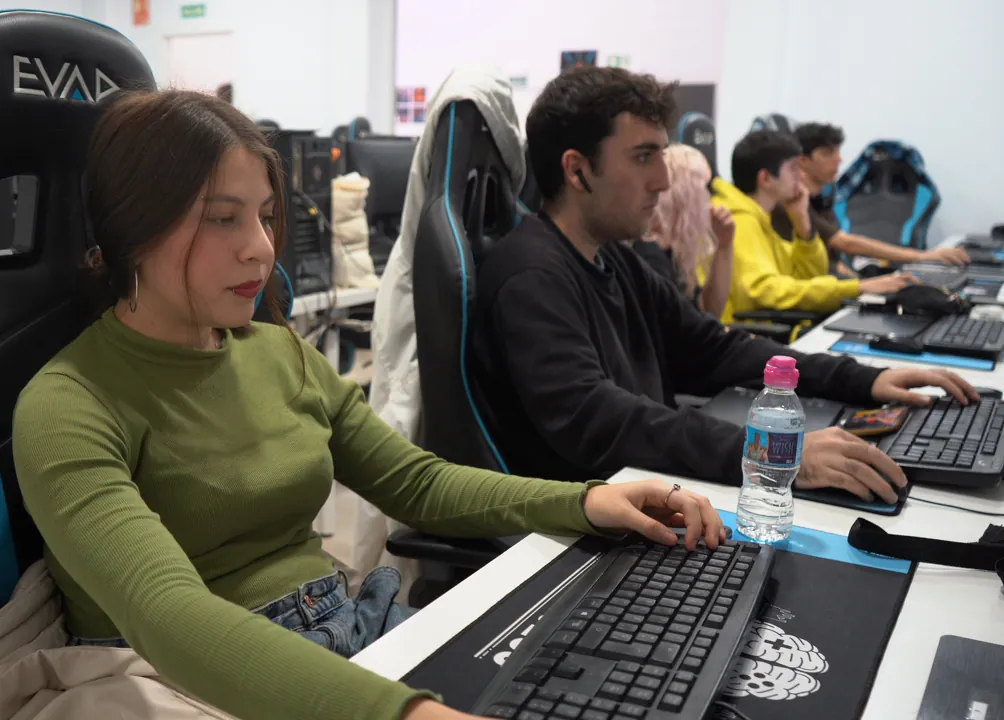 Alumnas y alumnos trabajando en un aula de La Fábrica del Videojuego