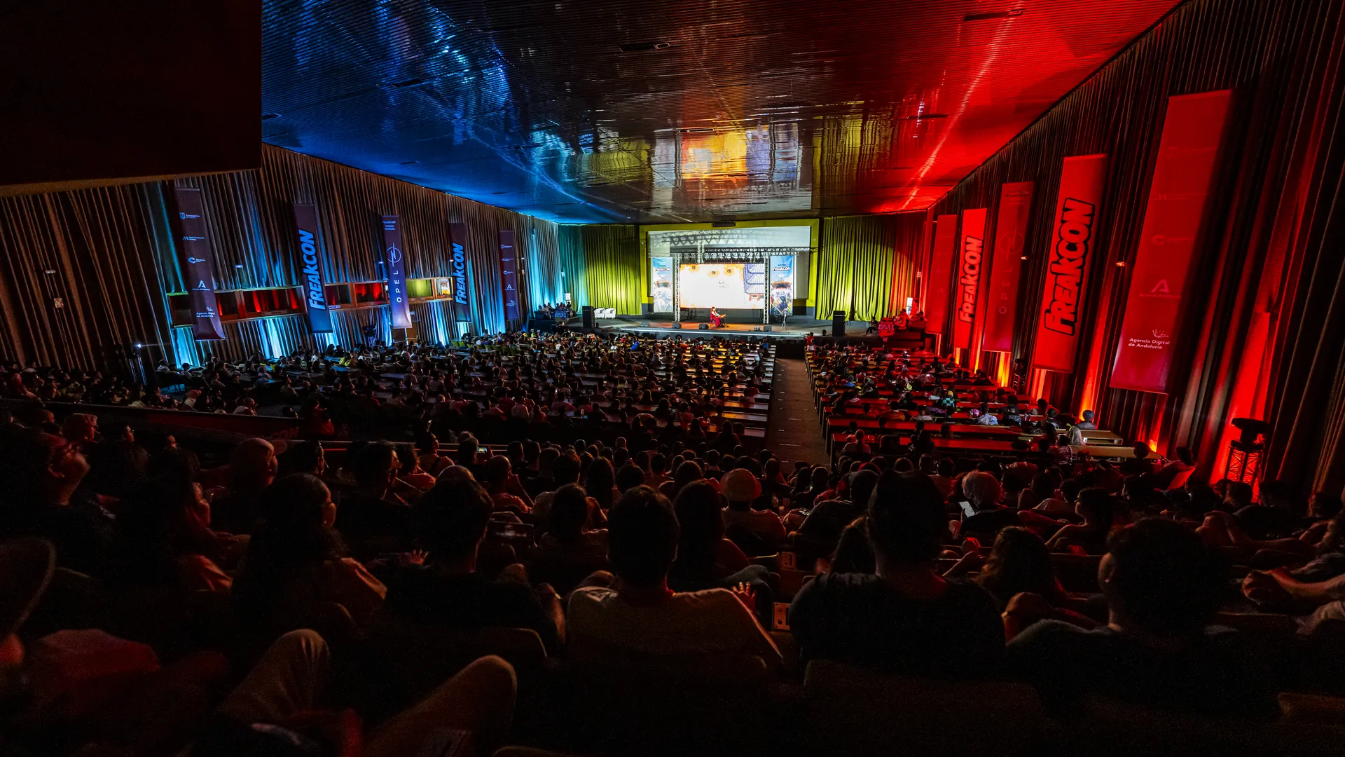 Auditorio lleno durante un evento organizado por Kaiju Group